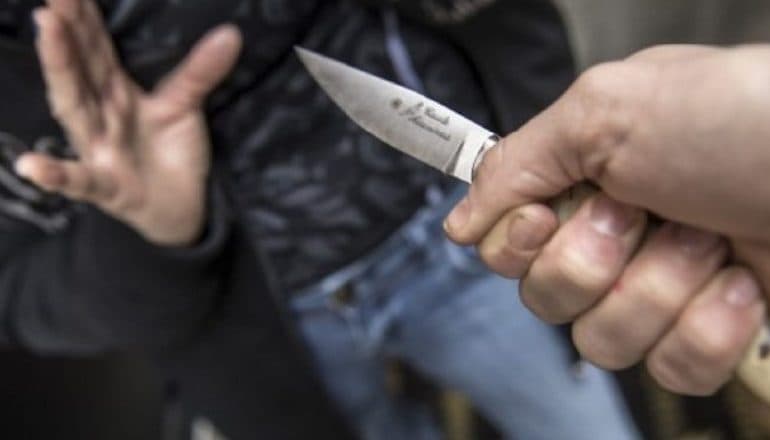 Plagosi me thikë dy persona, arrestohet 45-vjeçari në Maliq
