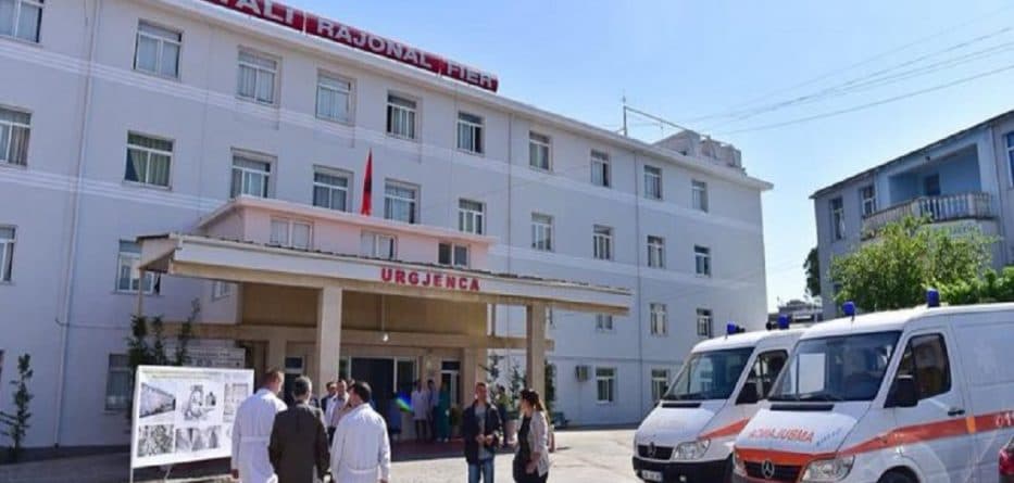 Dhunuan familjarin e një pacienti, pezullohen mjekët e Spitalit në Fier