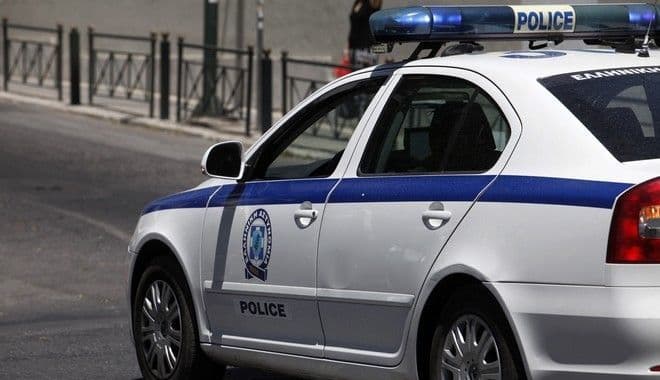 E rrallë në Greqi, 48-vjeçari dorëzon paratë e gabitura në bankë 25 vite më parë