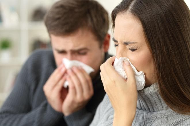 Katër simptomat e rralla që duhet ti kushtoni rëndësi edhe pas vaksinimit