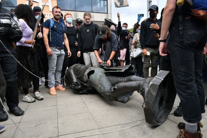 U hodh në lumë, rikthehet pas një viti në publik statuja e tregtarit skllav
