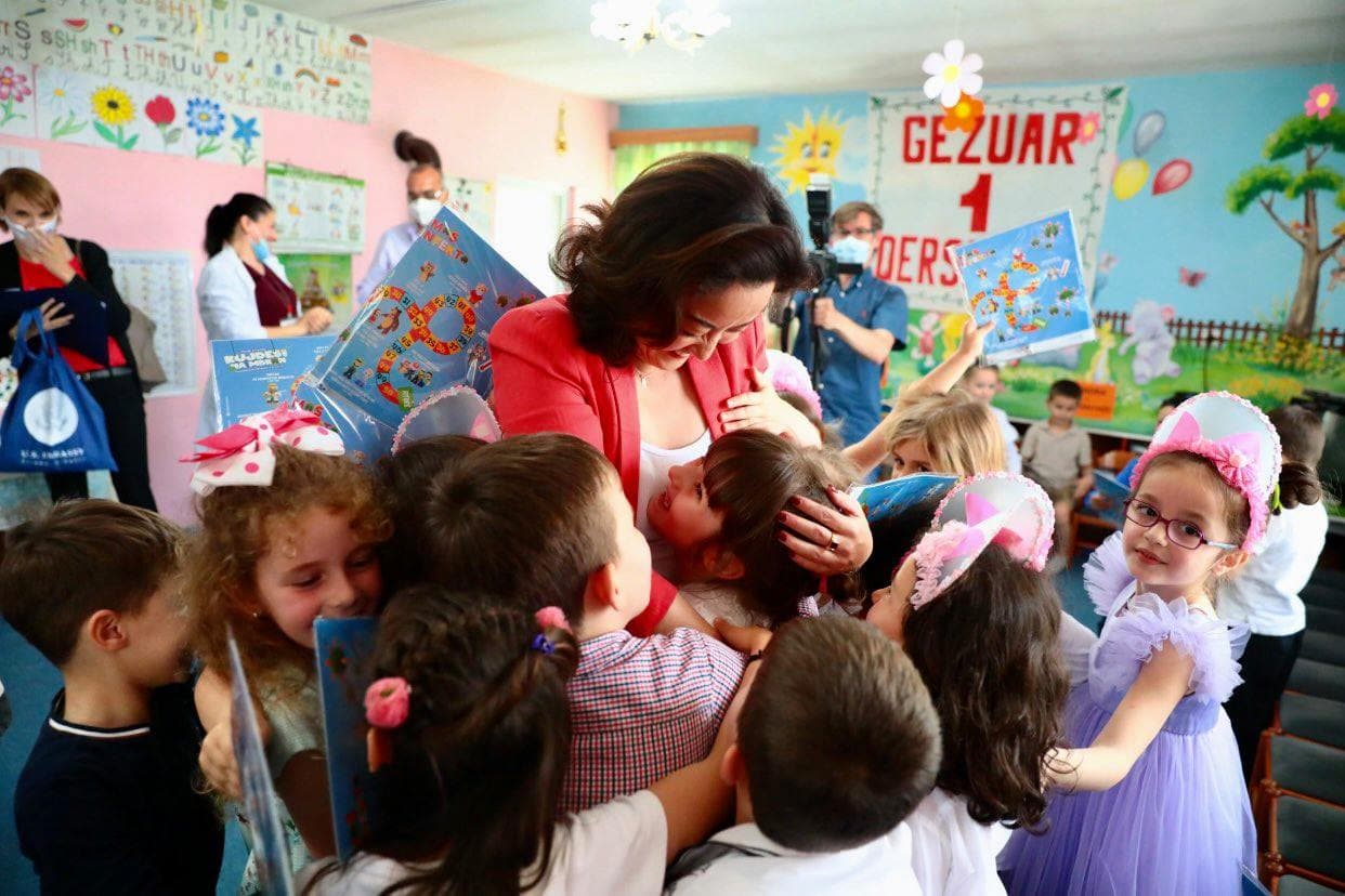 1 Qershori/ Ambasadorja Kim: Një nga gjërat e mia të preferuara në Shqipëri, takimi me fëmijët