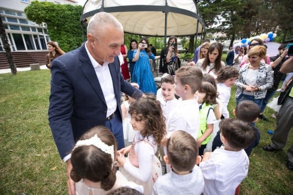 Meta organizon festë për fëmijët në oborrin e Presidencës