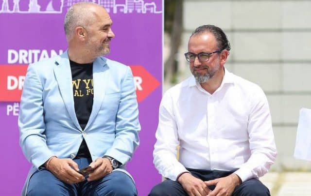 Takimi me kunatin e Bashës! Socialistët sulmojnë Lelin: Kthehu në Vlorë e pastro plehrat!