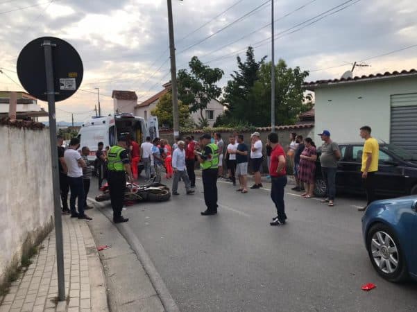 Motori del nga rruga në Tiranë, dërgohen me urgjencë në spital drejtuesi dhe pasagjerja