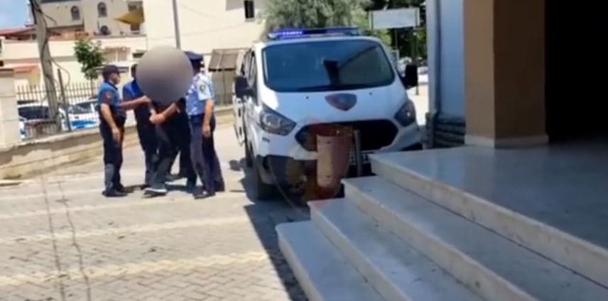 Transportonte 26 emigrantë/ Arrestohet i kërkuari në Tepelenë