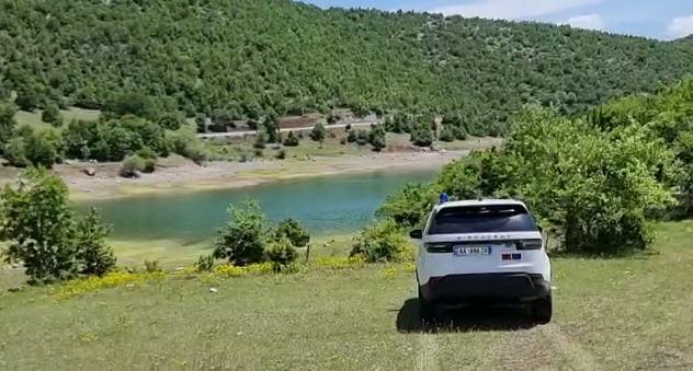 U gjet i mbytur në rezervuarin e Vithkuqit/ Identifikohen autorët e krimit të 25-vjeçarit (VIDEO)