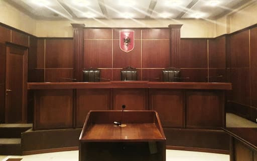 Dyshohet se ngacmoi seksualisht tre të mitur, lihet në burg 61-vjeçari