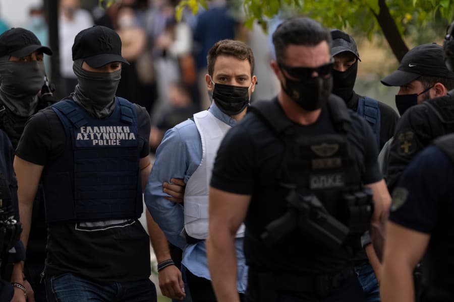 Vrau gruan në sy të foshnjës, piloti grek mbyllet në burgun e grave