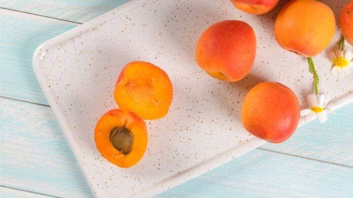 I hidhni bërthamat e kajsisë? Një arsye pse nuk duhet ta bësh më