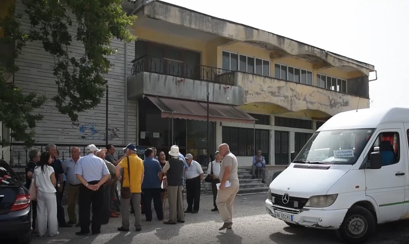 Mungesa e transportit publik nxjerr banorët e fshatrave të Dropullit në protestë