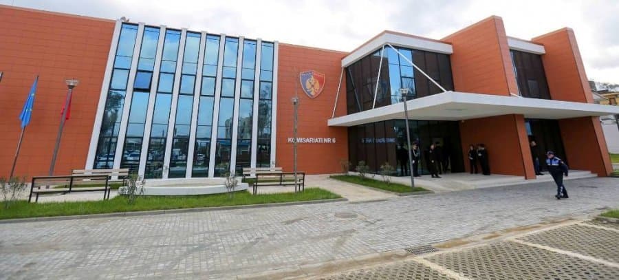 18-vjeçari gjendet i vetëm në rrugë, Policia kërkon ndihmë për gjetjen e familjarëve
