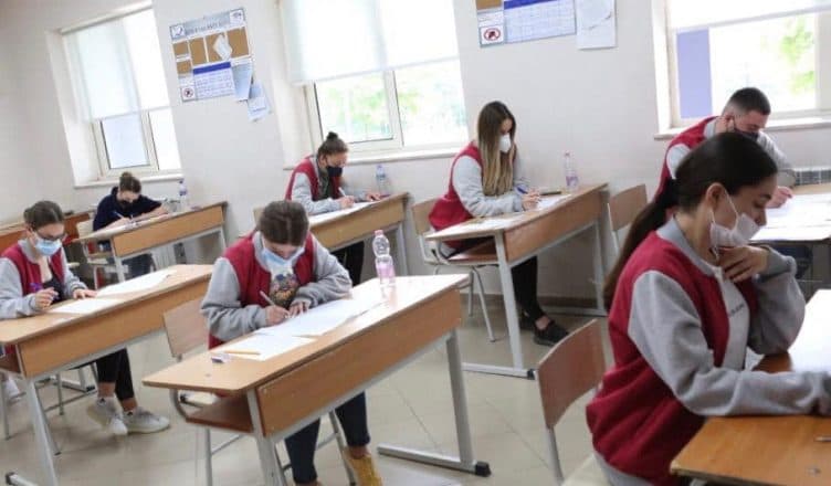 Dalin notat e provimit të matematikës, ministrja Kushi: Ulëm kufirin minimal të kalueshmërisë