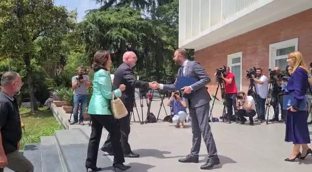 Reeker vijon takimet në Tiranë/ Pas Kryeministrisë shkon në selinë e PD-së
