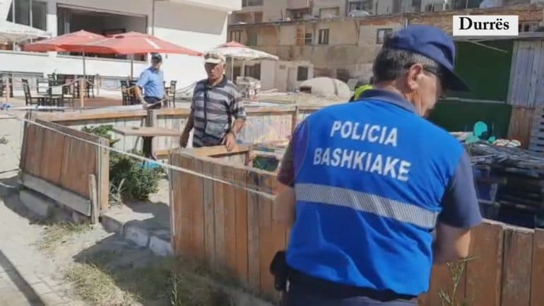 Zaptuan hapësirën publike në bregdet, procedohen penalisht 4 persona