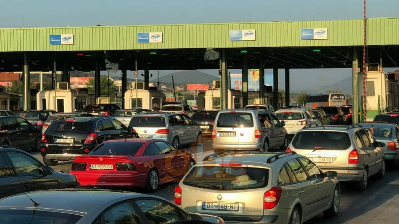Radhë në Morinë, turistët nga Kosova ‘dynden’ drejt bregdetit shqiptar