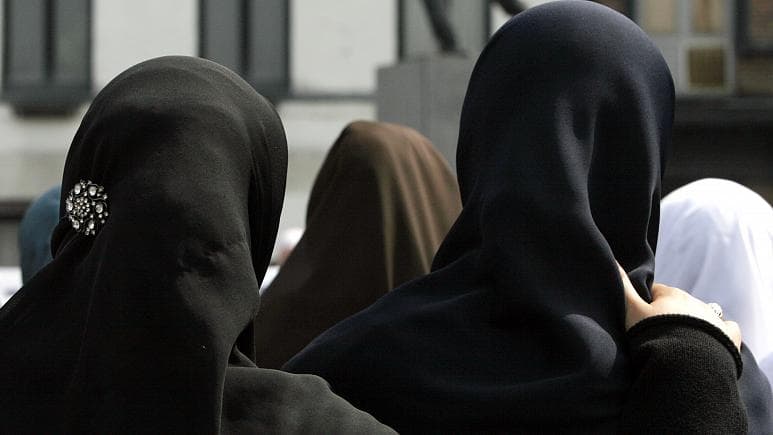 Dorëheqja e nënpunëses civile “ndez” debatin e shamive islamike në Belgjikë