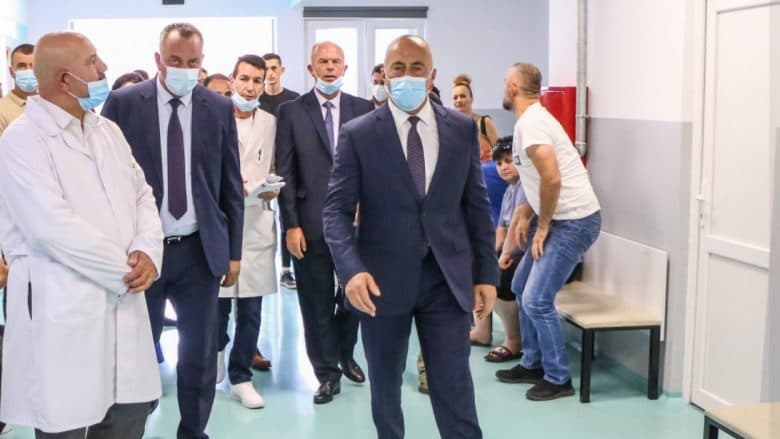 Helmimi në Deçan, mes të prekurve edhe Haradinaj: Ka një qetësim të situatës