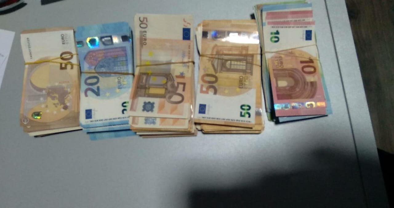 Çantën plot me euro të padeklaruara, 58-vjeçarja kapet “mat” në Kakavijë