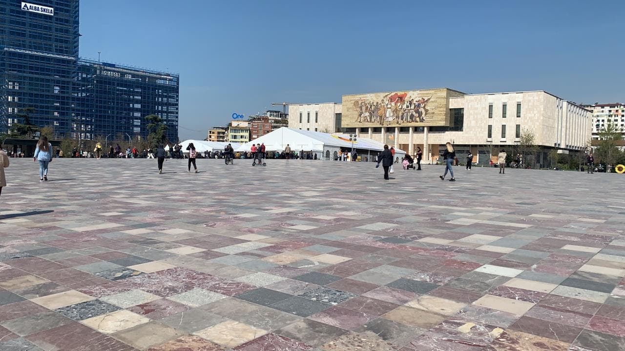 Tiranë/ Një gruaje i bie të fikët gjatë vaksinimit (VIDEO)