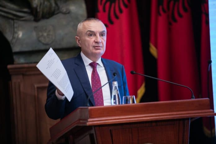 Presidenti Meta dekreton me shpallje tre ligje