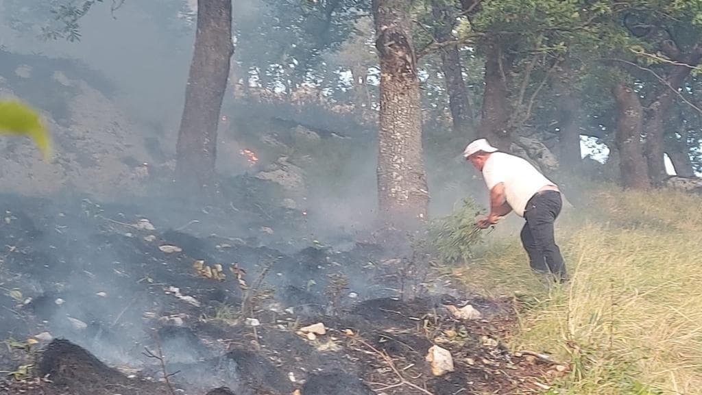 Karaburuni tri ditë në ‘pushtetin’ e flakëve, e vështirë ndërhyrja e zjarrfikëseve