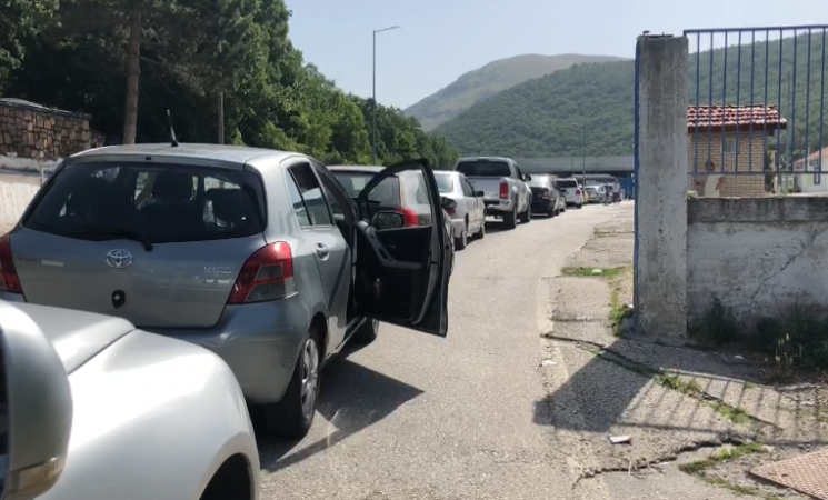 Radhë të gjata në Kapshticë, pala greke punon me një sportel