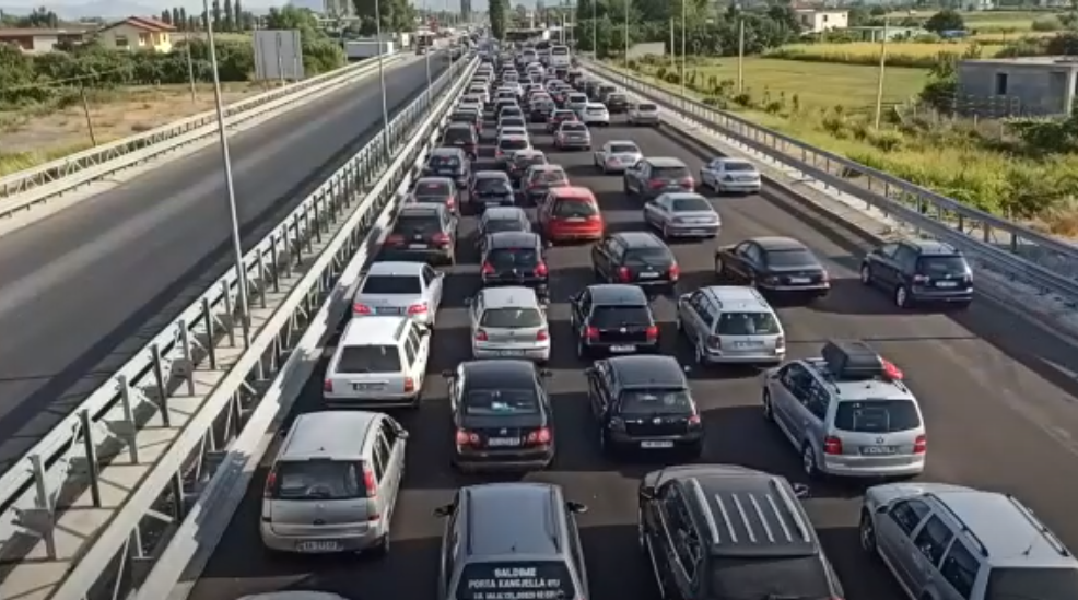 Trafik kilometrik në Milot-Lezhë/ Fluks i makinave nga Kosova drejt bregdetit shqiptar