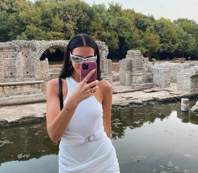 Dua Lipa viziton Butrintin/ Margariti: Vajzë-yll me plot dëshirë për të njohur rrënjët e veta