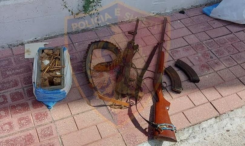I gjenden në banesë automatik e municion luftarak, në pranga poseduesi