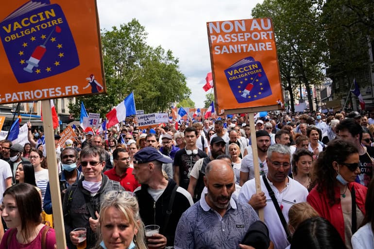 Francë, qytetarët vijojnë protestat kundër pasaportës së vaksinimit