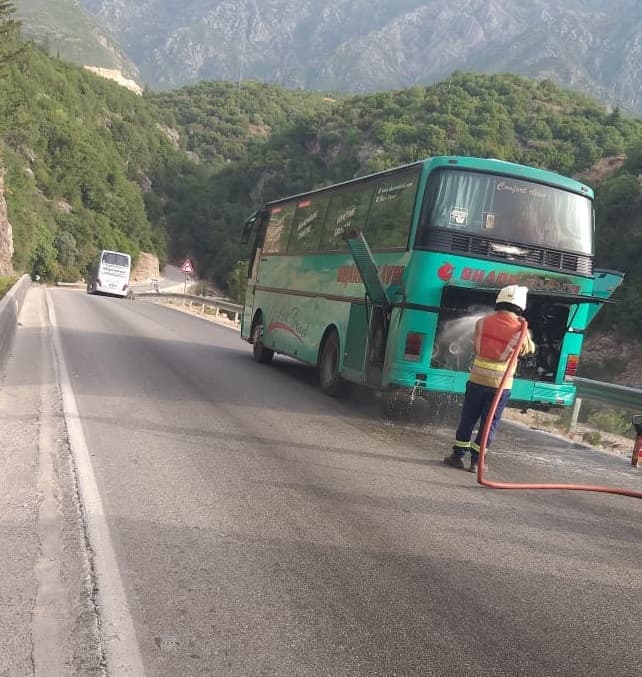 Autobusi nga Kosova merr flakë në Himarë, nuk ka të lënduar