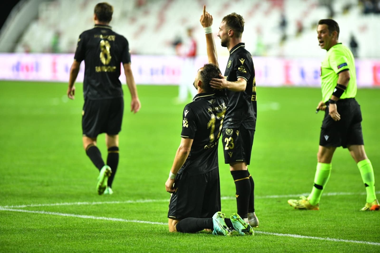 Shënoi golin e fitores, Cikalleshi bën për vete turqit: Nuk dua përkthyes (VIDEO)