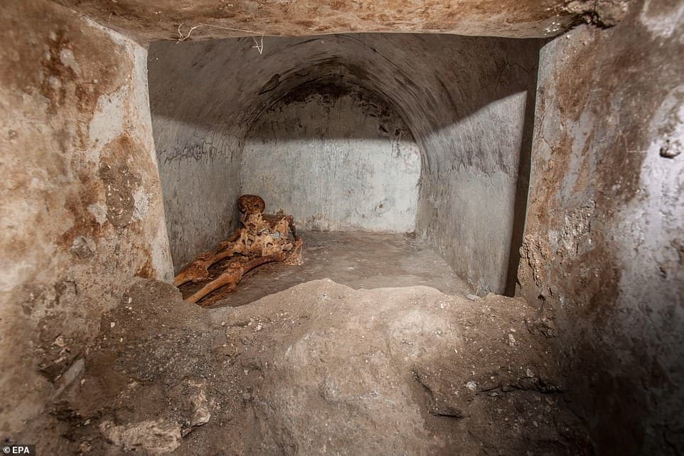 “Një nga skeletet e ruajtur më mirë”, zbulohet në Pompei një varr unik