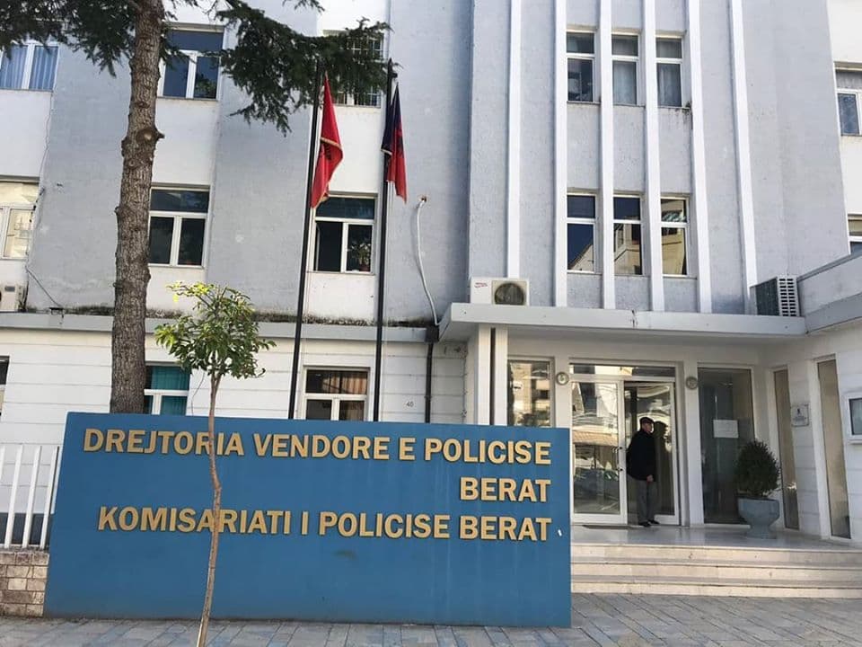 Plagosja e 24 vjeçarit mbrëmë në Berat/ Policia shpall në kërkim dy të rinj