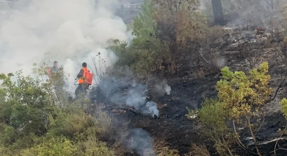 Vatra në Majën e Rrunës ende problematike, kërkohet ndërhyrja e helikopterit