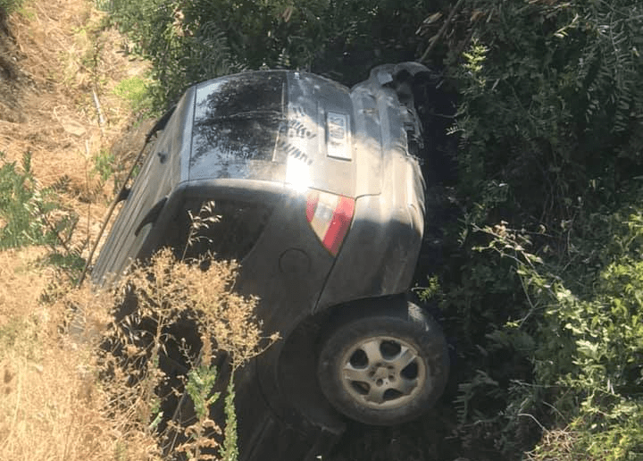 Poliçan, makina humb kontrollin dhe bie në humnerë 15 metra të thellë