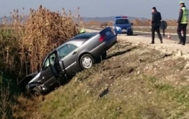 Mjeti del nga rruga, plagosen dy të rinj në Elbasan