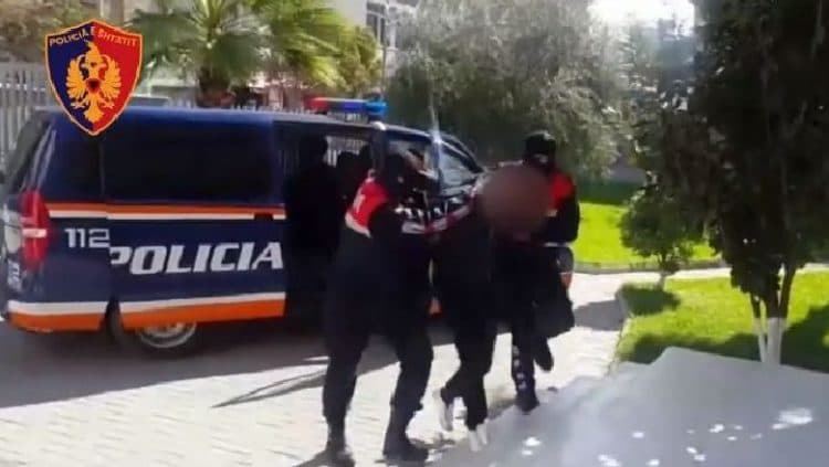 Plagosi me thikë 56-vjeçarin pas sherrit, në pranga autori