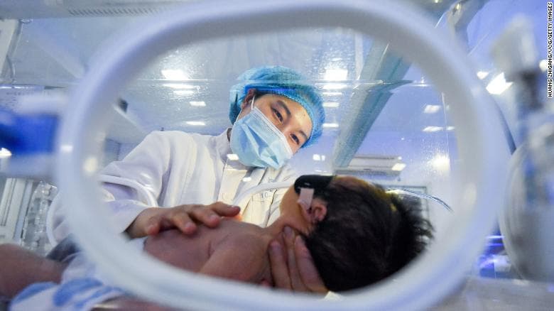 Kina inkurajon çiftet të kenë më shumë fëmijë