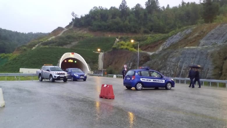 Aksidentohen dy automjete në tunelin e “Krrabës”, tre të plagosur