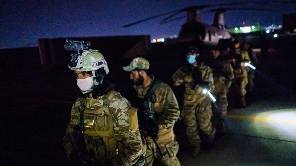 Ushtari i fundit amerikan largohet nga Afganistani, talibanët festojnë