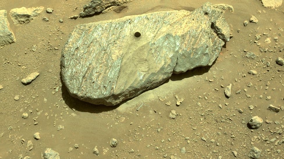 Roveri i NASA-s arrin të marrë mostrën e parë shkëmbore në Mars