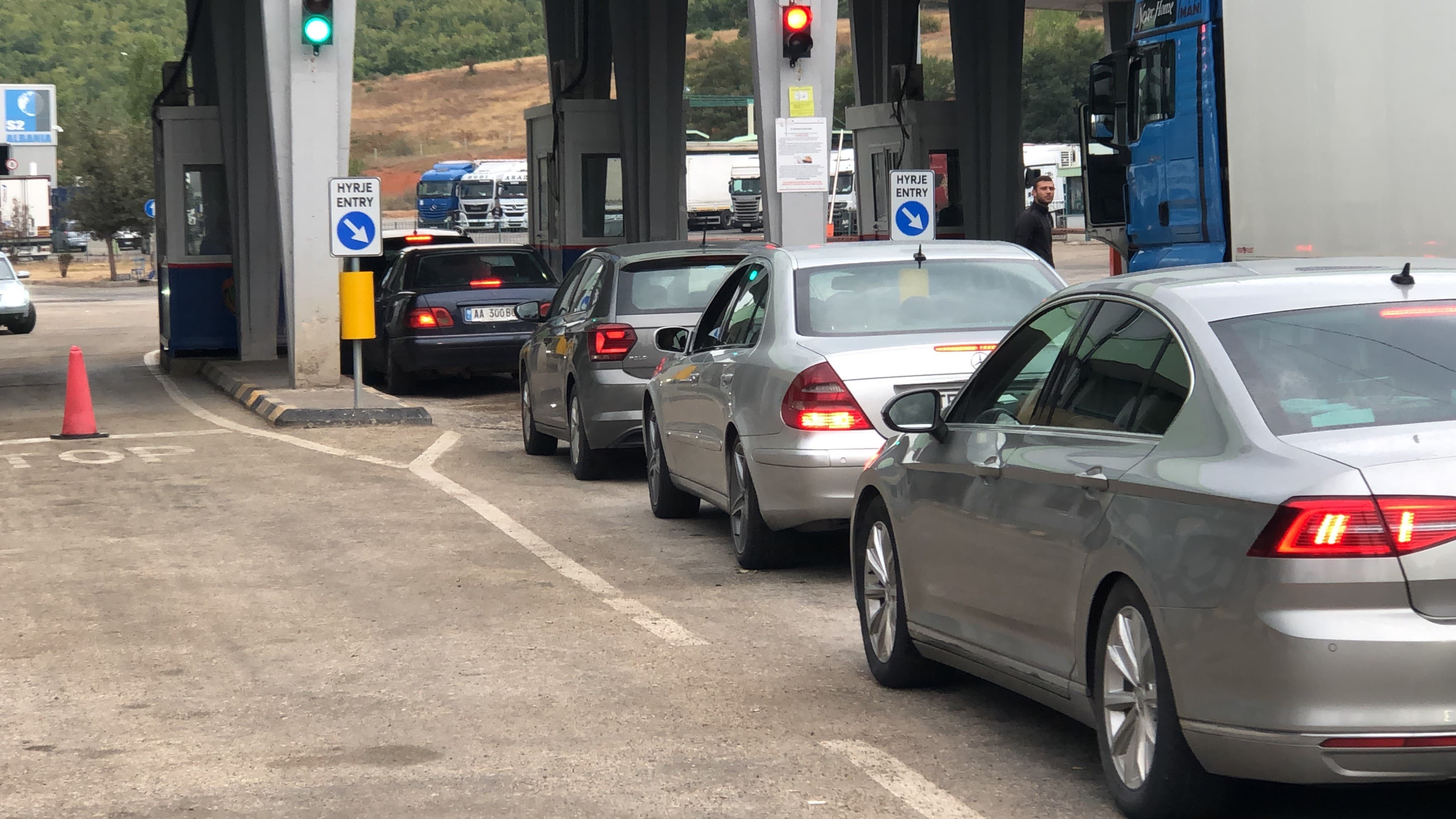 Masat antiCovid/ Radhë në Qafë Thanë, tampon dhe për fëmijët, kthehen dhjetëra familje (VIDEO)