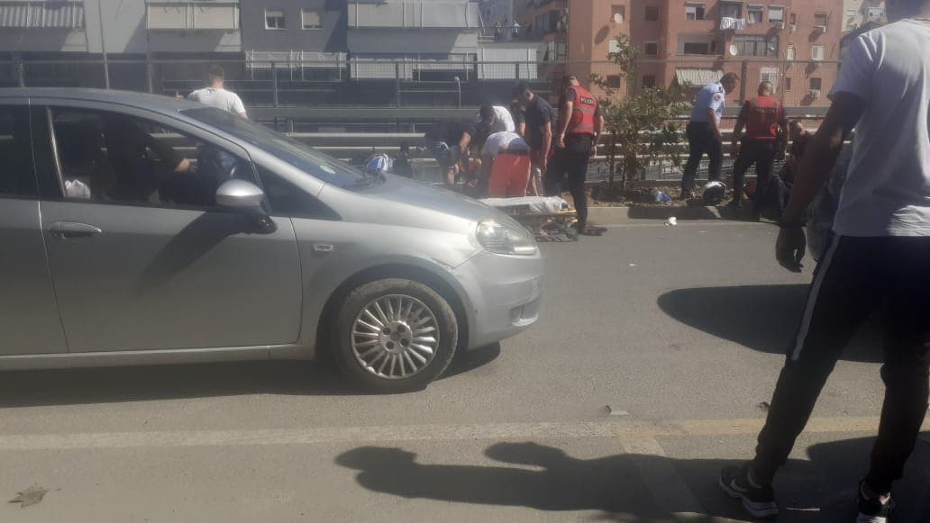 Makina përplaset me motorin, plagosen dy efektivë policie