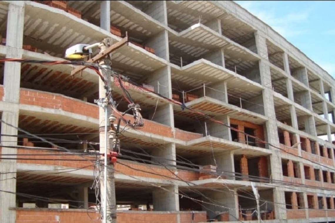 Po punonte në ndërtimin e një pallati, bie nga lartësia dhe vdes punëtori