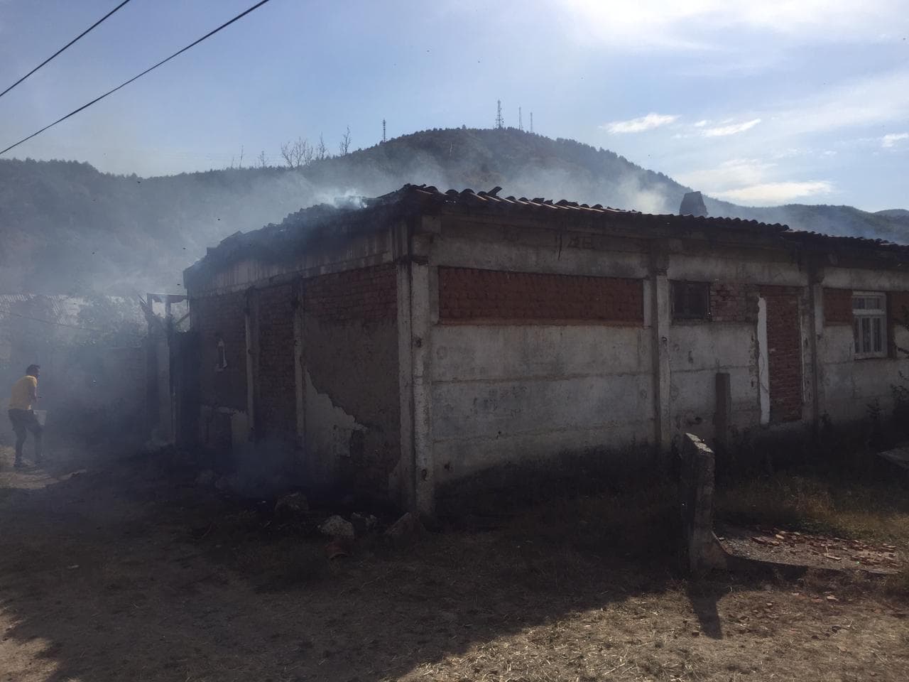 Digjet një banesë në Devoll, shkak dyshohet rrjedhja e gazit