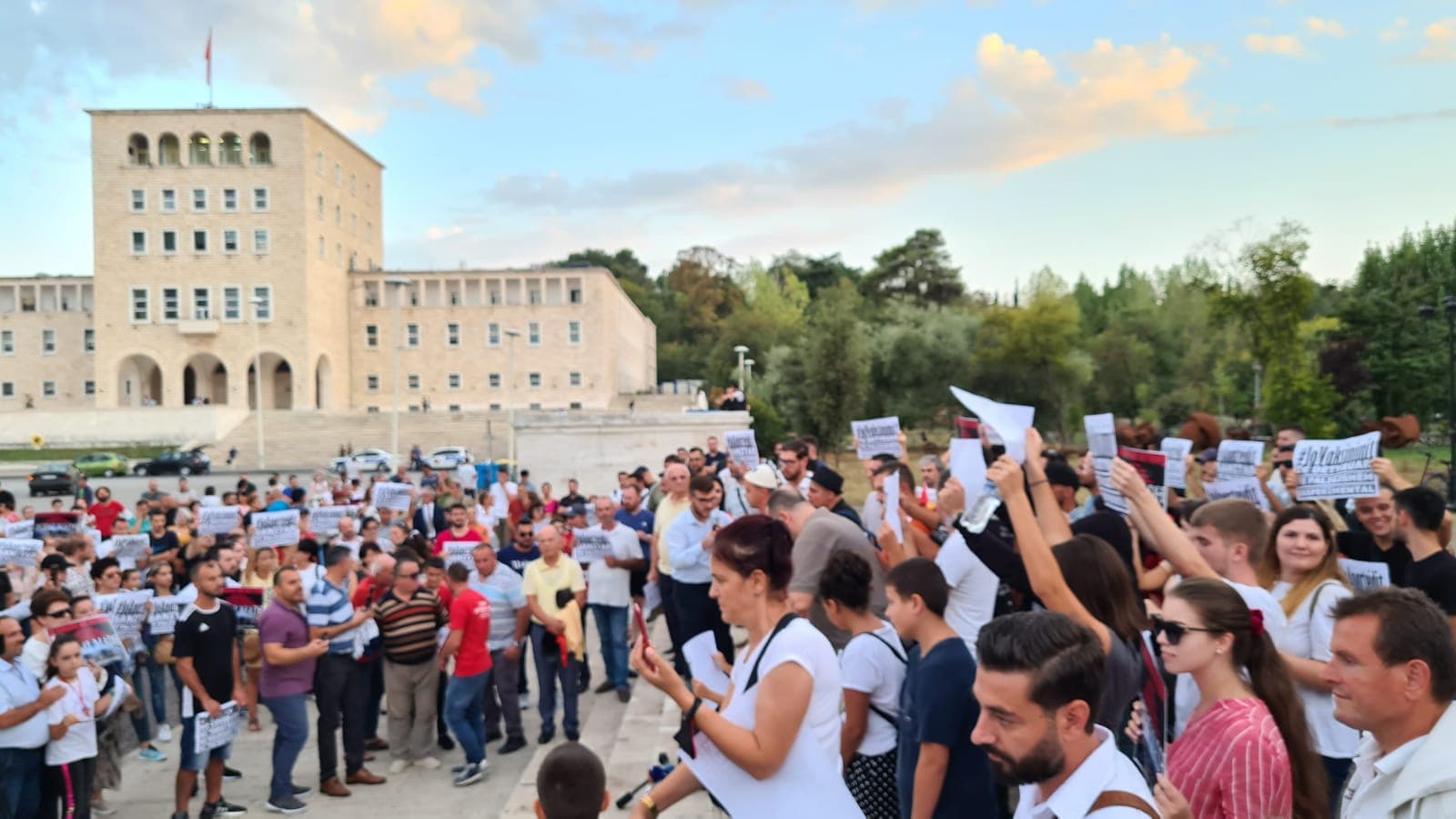 Tiranë, dhjetëra qytetarë protestojnë kundër vaksinimit të detyrueshëm