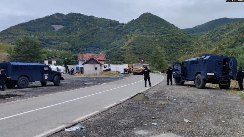 Vazhdon bllokada e kufirit në Kosovë/ Serbët shtojnë numrin e kamionëve në veri (VIDEO)