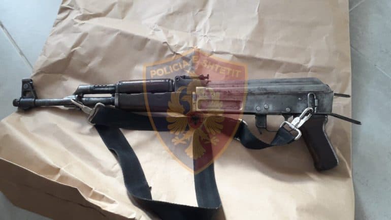 Emri/ Me kallashnikov dhe kanabis në makinë, arrestohet i riu nga Shkodra
